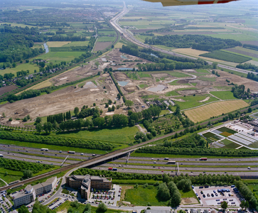 840445 Luchtfoto van het braakliggende terrein aan de Mereveldseweg te Utrecht, tussen de A27 (onder), de spoorlijn ...